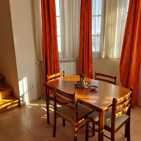 Two-bedroom In The Beautiful Pinerose *